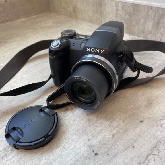 Sony Cyber-shot DSC-H5 Digital Camera - 12x Optical Zoom - 7.2 Megapixel - Picture 3 of 6